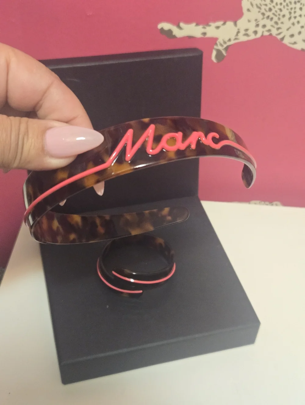 EUC Marc Jacobs Tortoiseshell Resin Logo Headband And Bracelet Set With Box - Picture 4 of 6